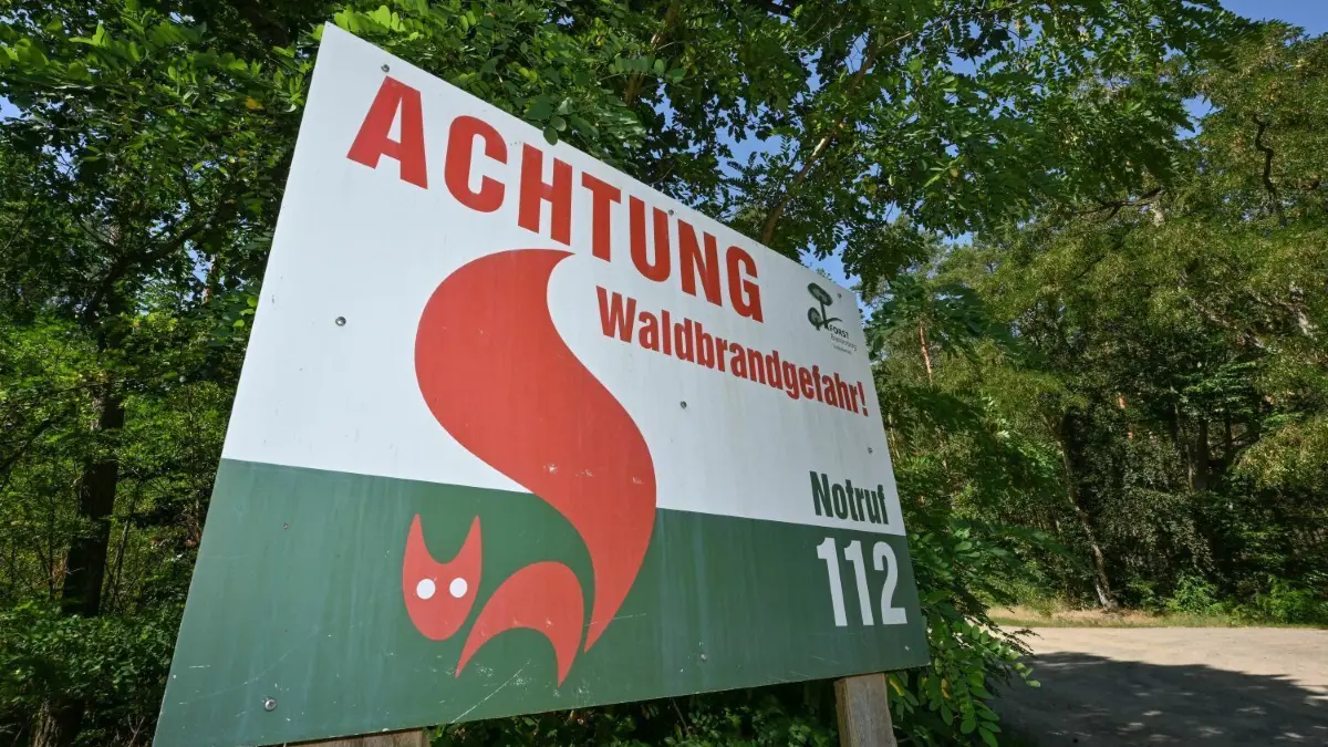 In Brandenburg ist die Waldbrand-Gefahr trotz anhaltender Trockenheit etwas zurückgegangen.
Ein Schild vom Landesbetrieb Forst Brandenburg mit der Aufschrift «Achtung Waldbrandgefahr! Notruf 112» steht an einem Waldrand im Landkreis Oder-Spree in Ostbrandenburg. In vielen Landkreisen gilt derzeit die höchste Waldbrandgefahrenstufe 5. +++ dpa-Bildfunk +++