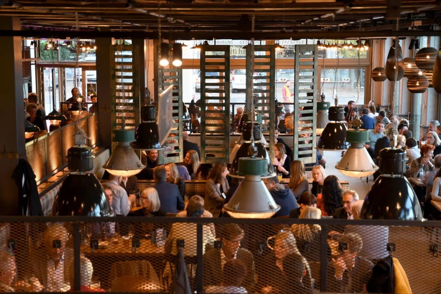 250 Gäste waren am Mittwochabend zum Pre-Opening ins Steakhouse Q Muh im Stuttgarter Tor eingeladen.