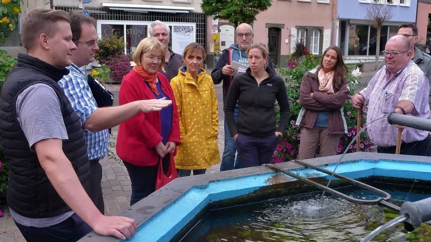 In mehreren Ortsrundgängen in Ober- und Unterstadt, auf dem Foto am Marktplatzbrunnen mit Ortsvorsteher Michael A.C. Ashcroft rechts, hat sich der Kernstadt-Ortschaftsrat ein Bild über die verschiedensten anstehenden Aufgaben gemacht.