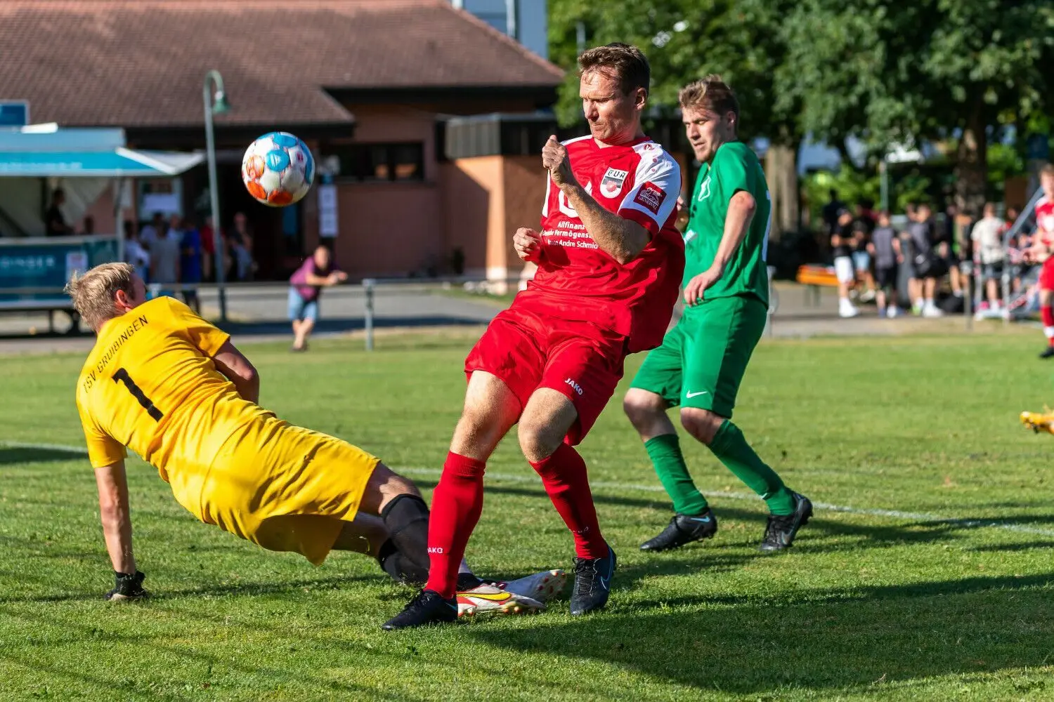 Altenstadts Spielertrainer Matthäus Mroz vergibt in dieser Szene die Chance zur Führung. ⇥