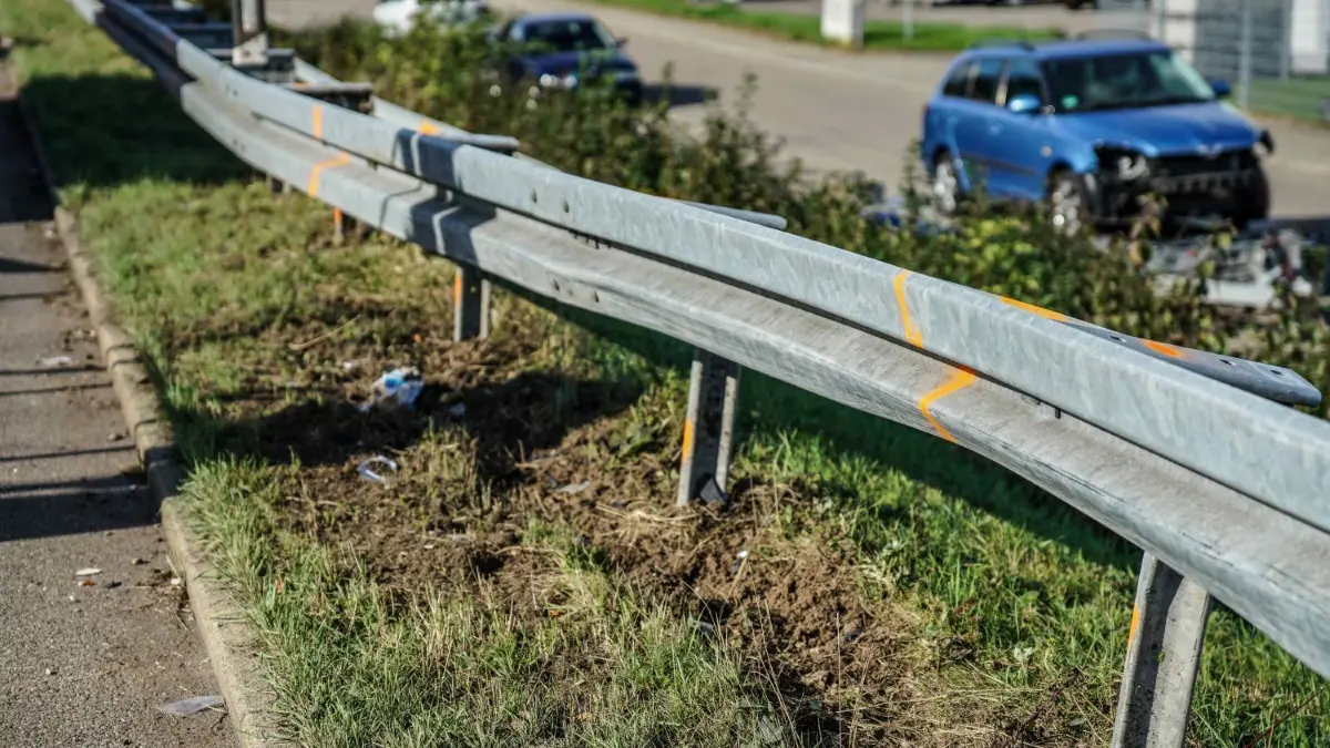 Anstehende Sanierung der teilweise beschädigten und verrosteten Schutzeinrichtungen (hier nach einem Unfall vergangene Woche).
Der 38-Jaehrige fuhr gegen 11.45 Uhr auf der B10 in Richtung Stuttgart. Kurz vor der Ausfahrt Ebersbach stand ein Sicherungsfahrzeug der Strassenmeisterei auf dem Standstreifen. Das uebersah der Fahrer des Lkw. Er fuhr dem Sicherungsfahrzeug in das Heck. Durch den Aufprall wurde das Fahrzeug der Strassenmeisterei etwa 30 Meter nach vorne geschoben. Der Fahrer des Lkw blieb unverletzt. Im anderen Fahrzeug befand sich niemand. Durch den Unfall war der rechte Fahrstreifen blockiert. Die Fahrzeuge waren nicht mehr fahrbereit. Der Abschlepper kam. Den Schaden schaetzt die Polizei auf etwa 90.000 Euro.