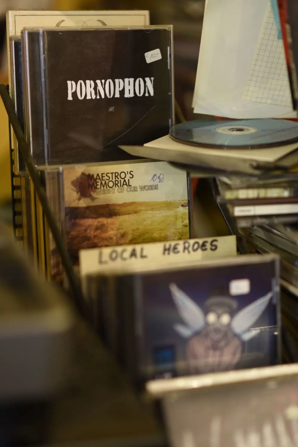 Nicht zuletzt ist der Laden ein Treffpunkt für lokale und regionale Musiker. Am Kassentresen finden sich deren neueste Veröffentlichungen, von Pornophon ebenso wie von lokalen Rappern.