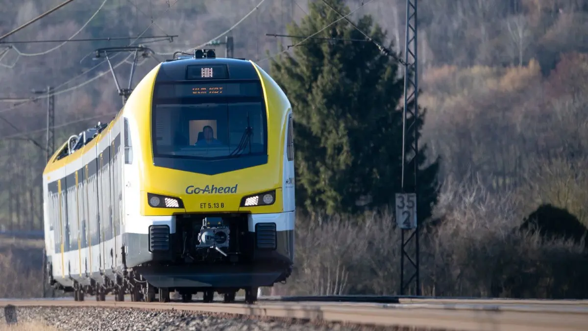 Verkehrsminister Winfried Hermann, Vertreter von Go-Ahead und dem Zughersteller Stadler haben am Mittwochabend in Uhingen in einem Bürgerdialog mit Pendlern zu den Problemen der Filstalbahn diskutiert.⇥
05.02.2020, Baden-Württemberg, Ebersbach an der Fils: Eine Bahn des privaten Bahnbetreibers GoAhead fährt auf der Filstalbahnstrecke. Im Landtag von Baden-Württemberg wird über die Verkehrspolitik beraten. Foto: Sebastian Gollnow/dpa +++ dpa-Bildfunk +++