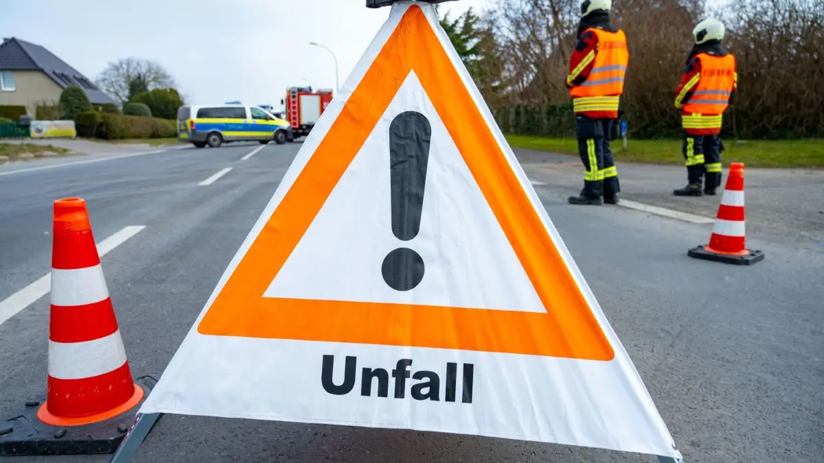 Wegen eines Unfalls war die Neuffener Steige am Donnerstagabend zwei Stunden gesperrt.
Ein Warndreieick steht nach einem Unfall auf der Bundesstraße 111. (Illustration zu dpa-Faktencheck «Freitag, der 13.: Keine Besonderheiten bei Verkehrsunfällen») +++ dpa-Bildfunk +++
