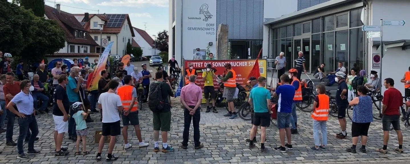 Ein kleines Grüppchen von Fahrradfahrern warb am Donnerstagabend in Sonderbuch für die Mobilitätswende. Weil sie sich auch für den Rückbau der Sonderbucher Steige einsetzen, wurden sie von Sonderbucher Bürgern in Diskussionen verwickelt.⇥