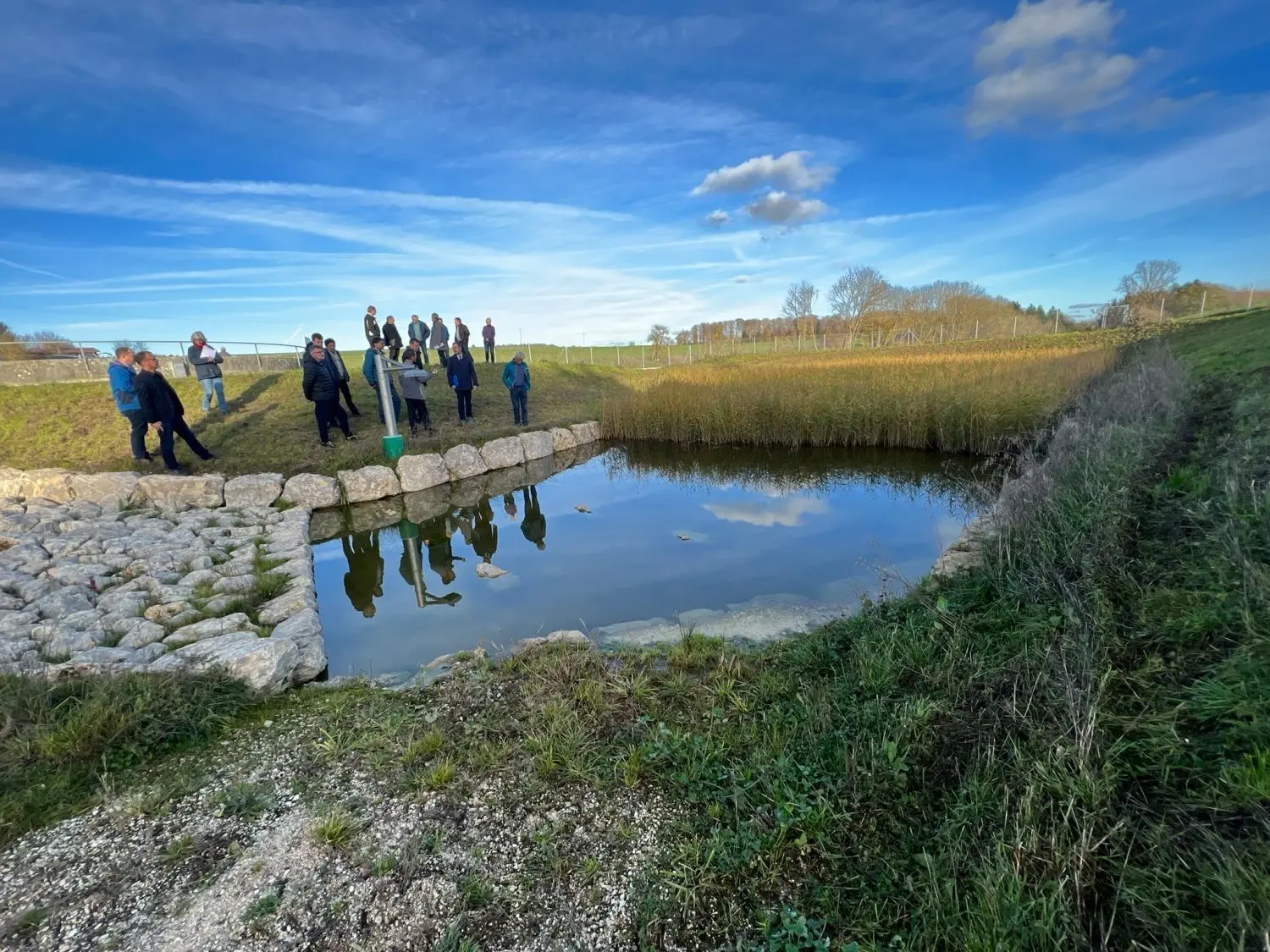 Viel Geld für die Klarheit der Gewässer: Landrat Scheffold mit Delegation am neuen Bodenfilter-Becken in Hausen ob Urspring.