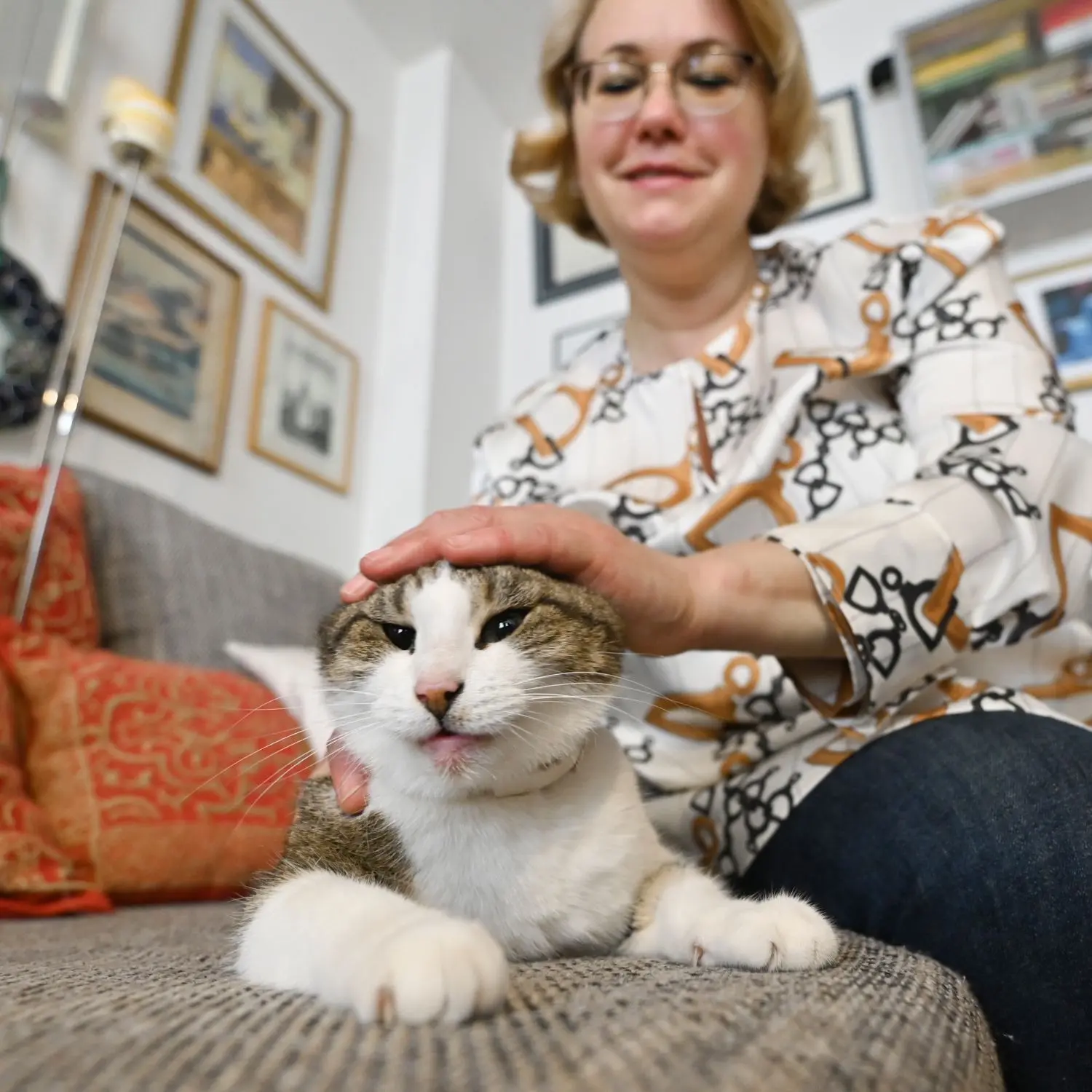 Oxana Arkaeva und ihre Katze Mola sind ein eingespieltes Team.