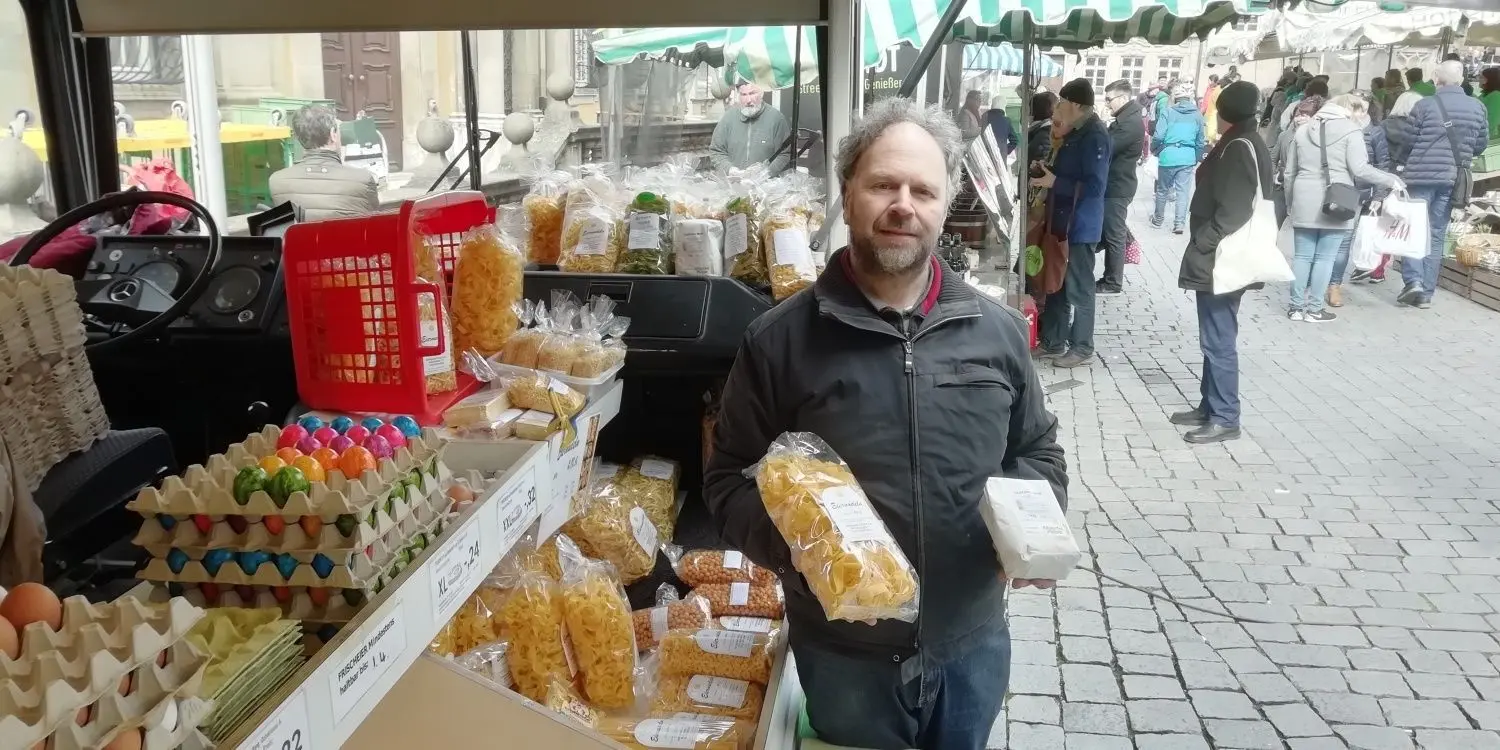 Armin Stutz, Sprecher der Marktleute, zeigt seine Waren. Nudeln und Eier gebe es weiterhin genug. Auch die anderen Verkäufer versichern: Viel Obst und Gemüse schlummert noch in den Lagern.