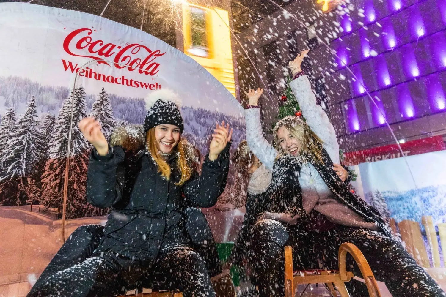 Coca-Cola verspricht eine Welt voll festlicher Lichter und weihnachtlicher Erlebnisse.