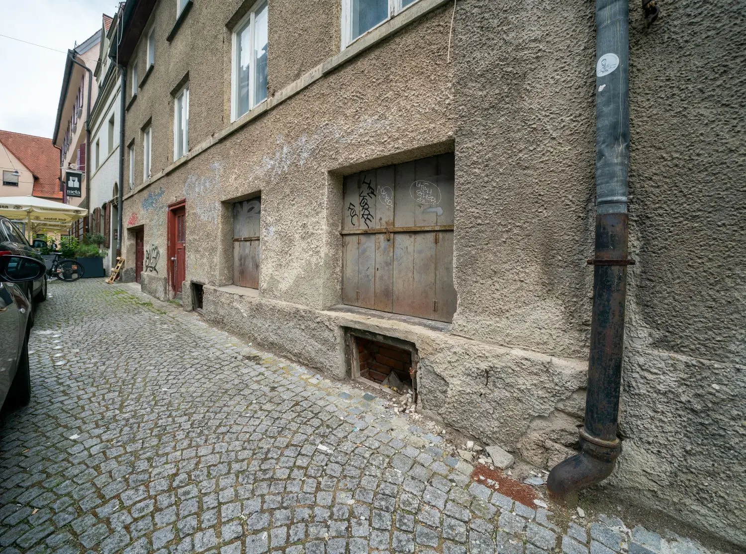Die Kellerfenster sind längst zugemauert.