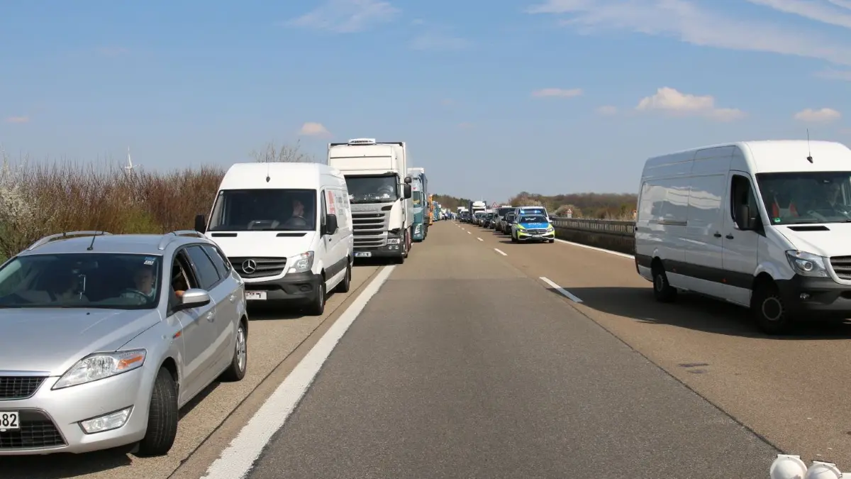 Die Autos im Stau bilden eine Rettungsgasse nach einem Unfall af der A6. Ein mit Granit-Steinen beladener Lkw ist auf ein Stauende aufgefahren.