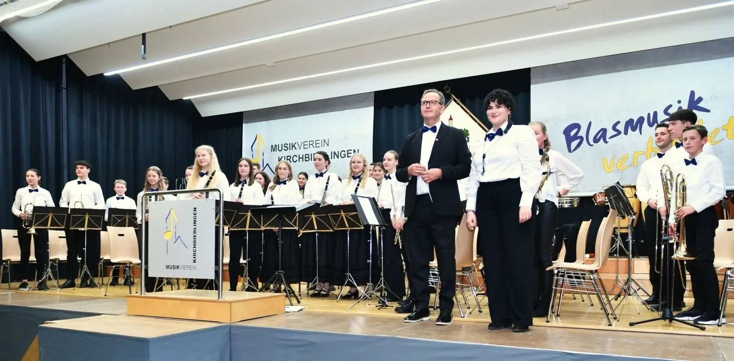 Stabübergabe bei der Jugendkapelle: Marek Scheliga übergab nach 13 Jahren den Taktstock an Athina Mouratidis.