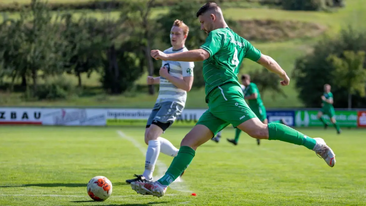 Glück für den FV Altheim: Griesingens Torjäger Peter Gobs hatte sein Visier noch nicht richtig eingestellt.