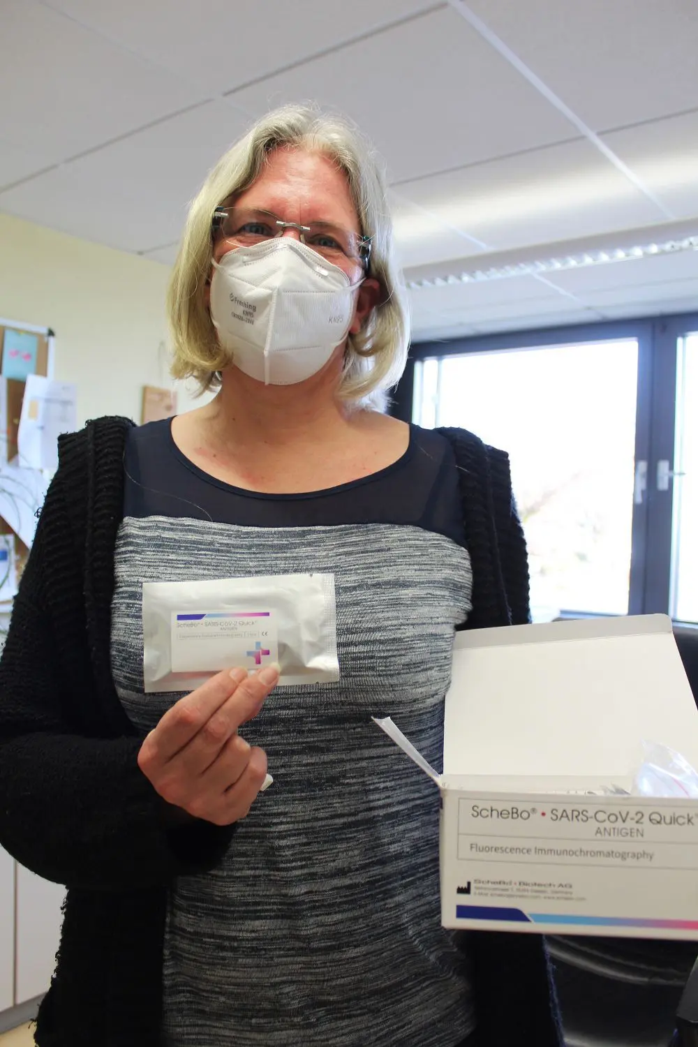 Leonie Schneider-Loye (links) freut sich über das (freiwillige) Test-Angebot, das das Berufliche Schulzentrum seinen Schülerinnen und Schülern machen kann. Die ihrerseits stehen dafür gerne Schlange (rechts).