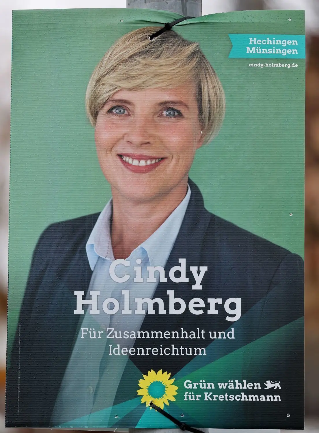 Cindy Holmberg lächelt vor einem für die Grünen eher zurückhaltenden Grasgrün.⇥