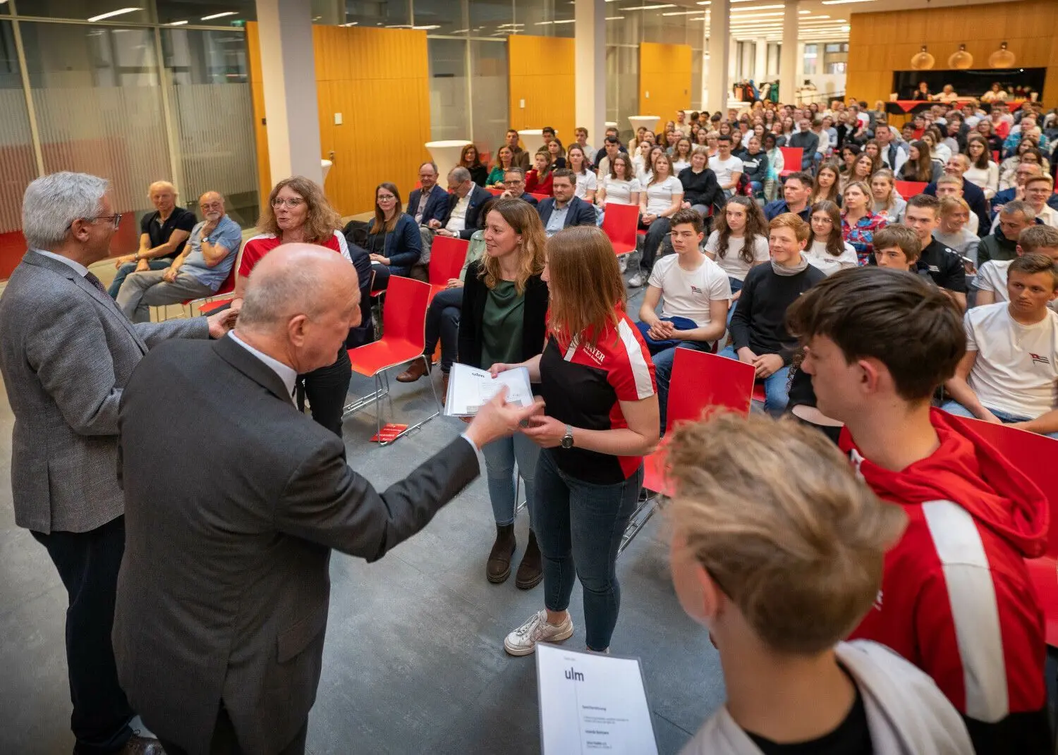 An zwei Abenden zeichnete die Stadt Ulm Sportlerinnen und Sportler für ihre herausragenden Leistungen aus. Oberbürgermeister Gunter Czisch und Gerhard Semler, Leiter des Amtes Bildung und Sport, übergaben den rund 300 Athleten die Urkunden. .⇥Foto: