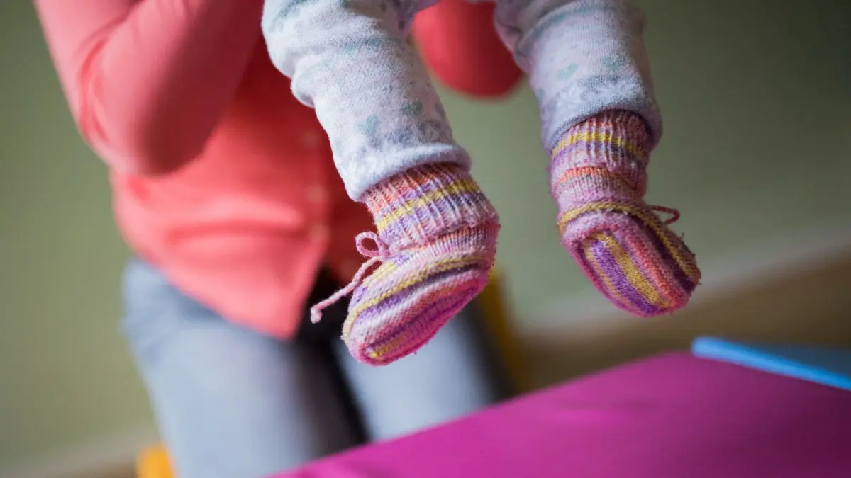Eine Tagesmutter aus dem Landkreis Spree-Neiße ist gegen die verordnete Schließung ihrer Tagespflegestelle erfolgreich vors Cottbuser Verwaltungsgericht gezogen.
ARCHIV - 08.09.2017, Düsseldorf: Eine Tagesmutter hebt in einer Kindertagespflege ein Kind hoch. (zu dpa «Stadt Kassel will Betreuung durch Tagesmutter kostenfrei machen» vom 07.01.2019) Foto: Rolf Vennenbernd/dpa +++ dpa-Bildfunk +++