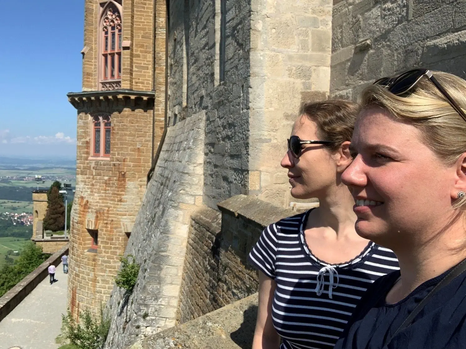 Das Wahrzeichen der Zollernalb haben sie selbstredend zu Recherchezwecken für ihren Podcast besucht: Jasmin Leuxner (Links) und  Katrin Plewka auf der Burg Hohenzollern.