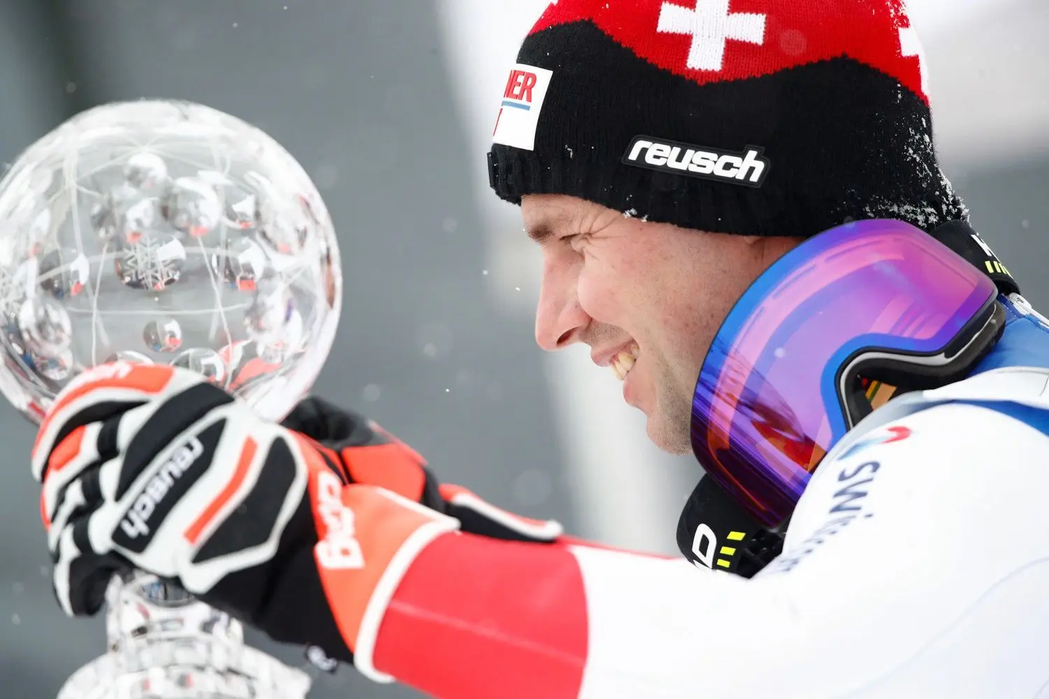 Beat Feuz freut sich über die Kristallkugel. ⇥