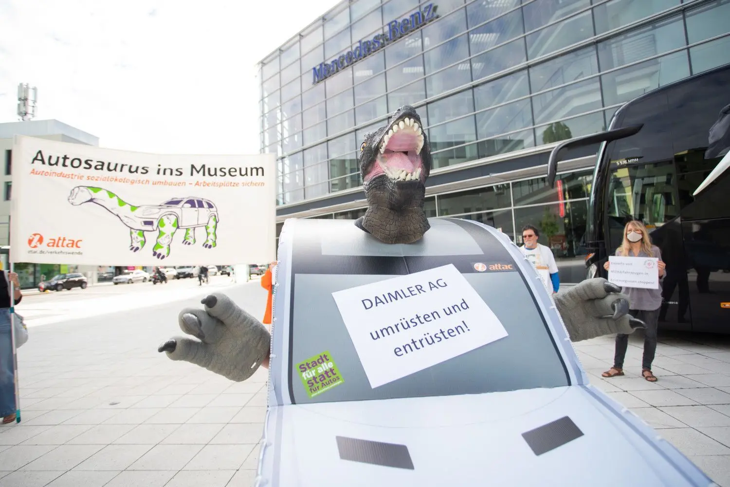 Demonstranten forderten am Mittwoch einen sozial-ökologischen Umbau des Autokonzerns und einen Export-Stopp für Militärfahrzeuge.