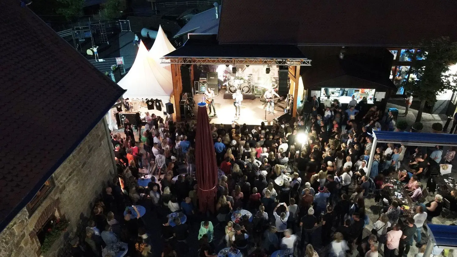 Der Domäne-Live-Sommer war an vielen Abenden gut besucht – aber leider nicht an allen. Geht‘s jetzt in die Winterzeit mit Weihnachtsmarkt? Nein, hat Thomas Lacher, Chef des Hofguts, mit Blick aufs Pandemiemanagement der Bundesregierung entschieden. ⇥