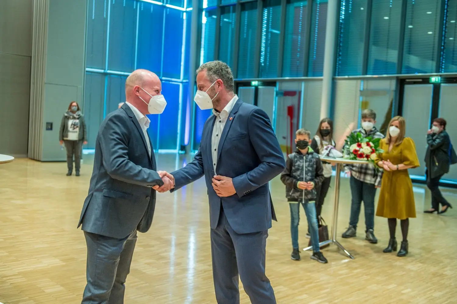 Der Herausforderer Philipp Riethmüller gratulierte dem Amtsinhaber sofort nach der Wahl.