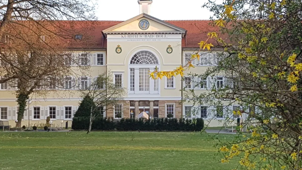 Ziemlich verwaist ist der Kurpark Bad Boll in diesen Tagen. Im Kurhaus ist der Betrieb reduziert. Das Haus steht bereit, Corona-Patienten mit leichterem Verlauf aufzunehmen.