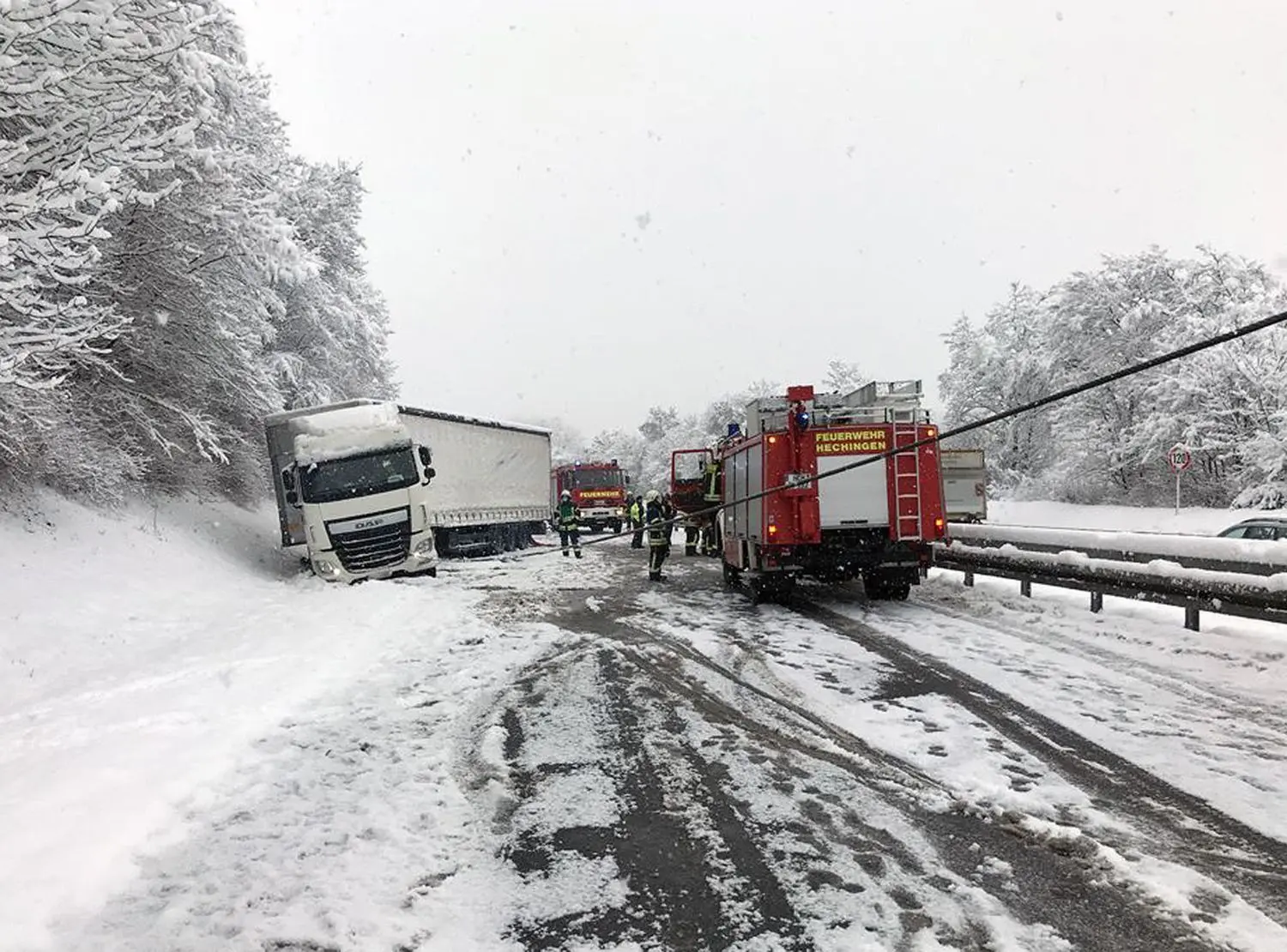 Mit der Seilwinde: Feuerwehr und THW Hechingen bargen einen auf der B 27 havarierten Gefahrgutlaster.