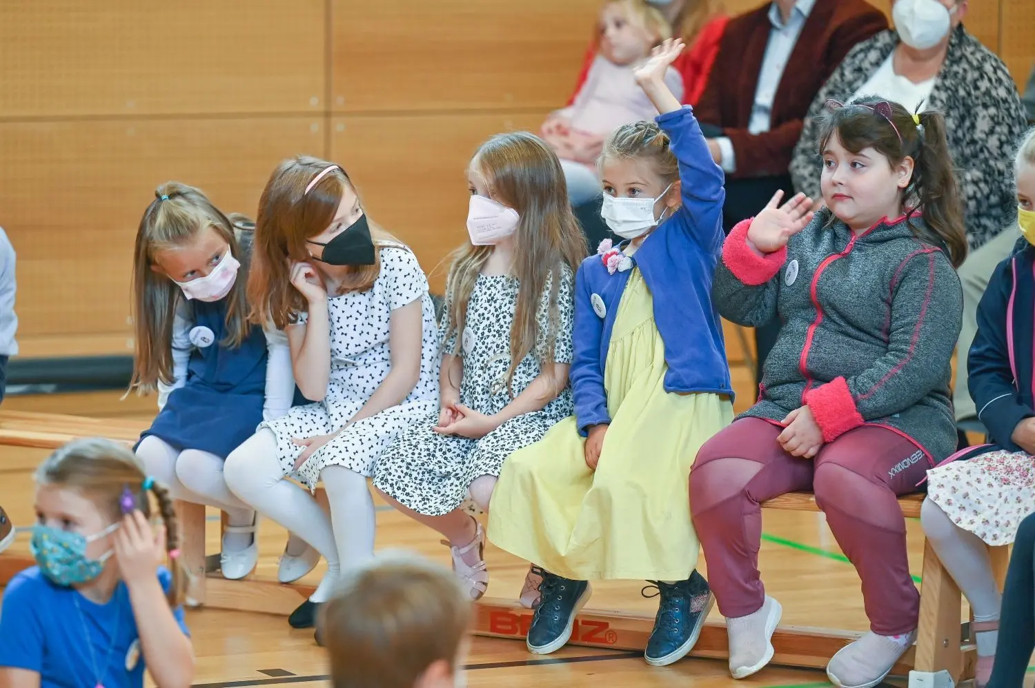 Das Melden klappt schon: Erstklässlerinnen bei der Feier zur Einschulung in Söflingen.