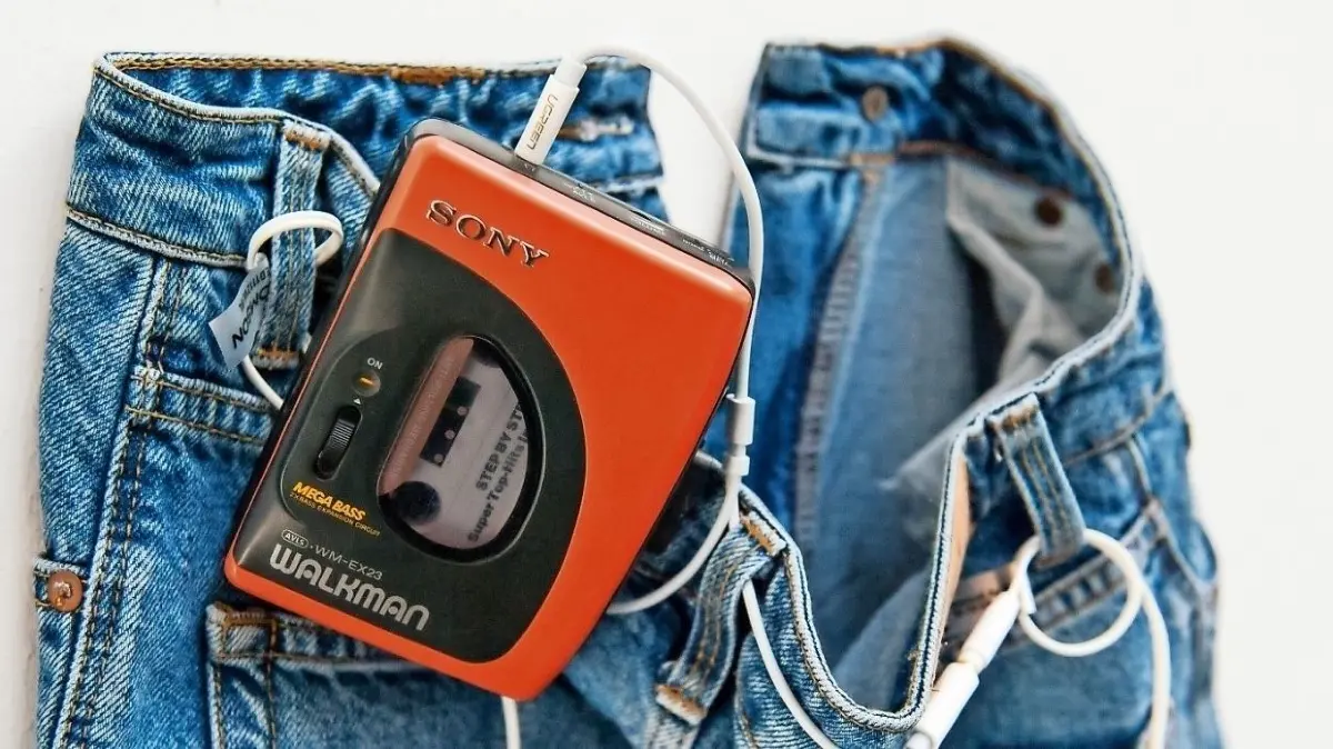 So war es damals: Ein Walkman auch mobile cassette player, kurz MC–Player von Sony hängt im März 2017 in einer Ausstellung an einer Jeans. ⇥