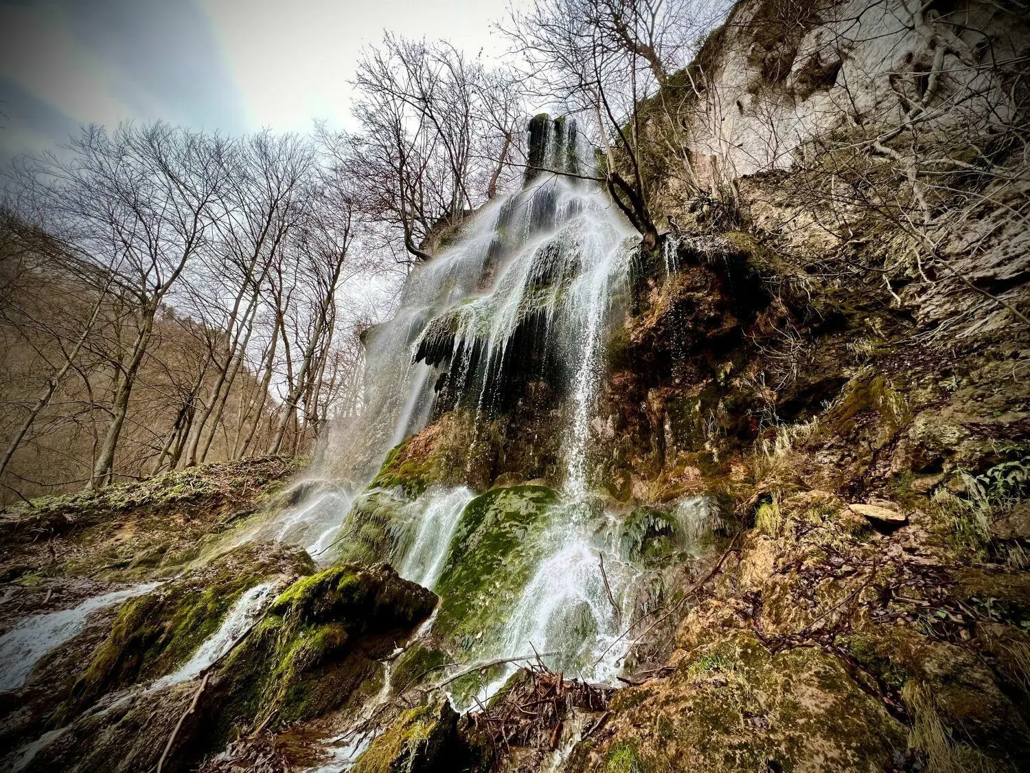 In anderthalb Stunden von Hechingen aus mit dem Zug zu erreichen: der Uracher Wasserfall, einer der schönsten Orte der Schwäbischen Alb.