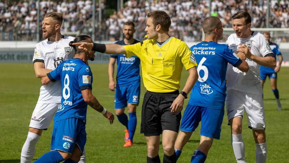 Was für eine erste Halbzeit: Im WFV-Pokalfinale zwischen dem SSV Ulm 1846 Fußball und den Stuttgarter Kickers geht es im Gazi-Stadion auf der Waldau heiß her.
Emotionen, streit, Johannes Reichert (SSV Ulm 1846 #05) und Luigi Campagna (SV Stuttgarter Kickers #08), SV Stuttgarter Kickers - SSV Ulm 1846, Fussball, Herren, DB Regio WFV Pokal Finale, Saison 2021/2022, 21.05.2022
Foto: DROFITSCH/EIBNER