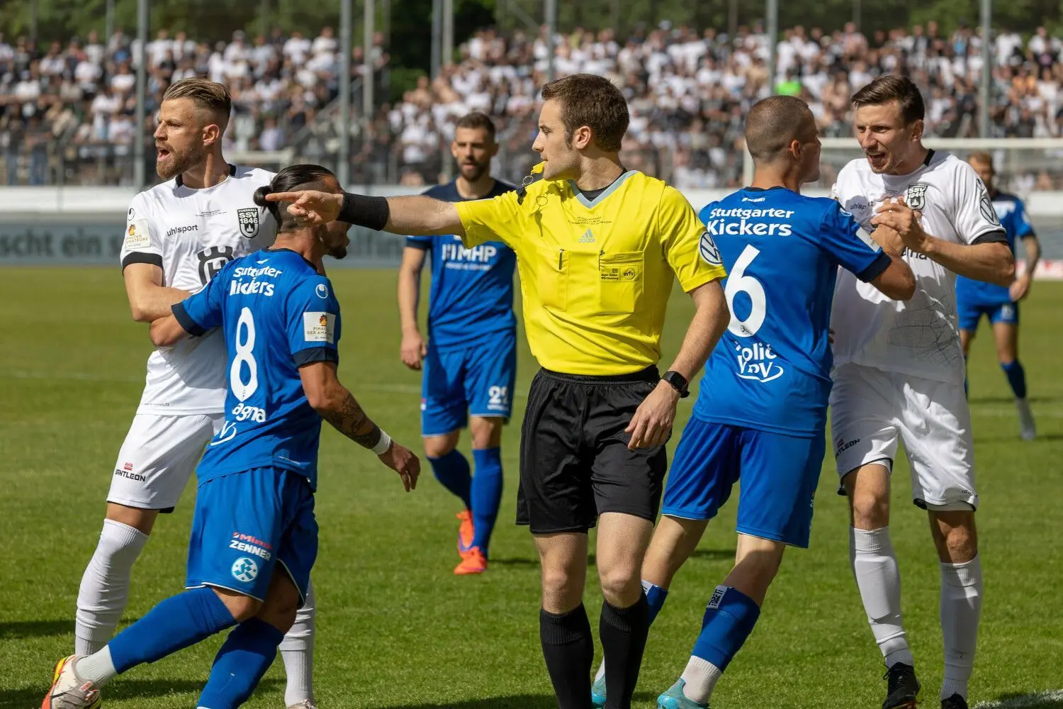 Was für eine erste Halbzeit: Im WFV-Pokalfinale zwischen dem SSV Ulm 1846 Fußball und den Stuttgarter Kickers geht es im Gazi-Stadion auf der Waldau heiß her.