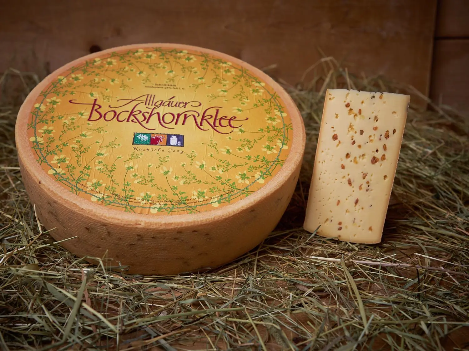Bockshornklee-Käse ist eine der Käsesorten aus der Isnyer Käsküche. Er ist schnittfest, goldgelb und hat durch die nussigen Samen ein besonderes Aroma.