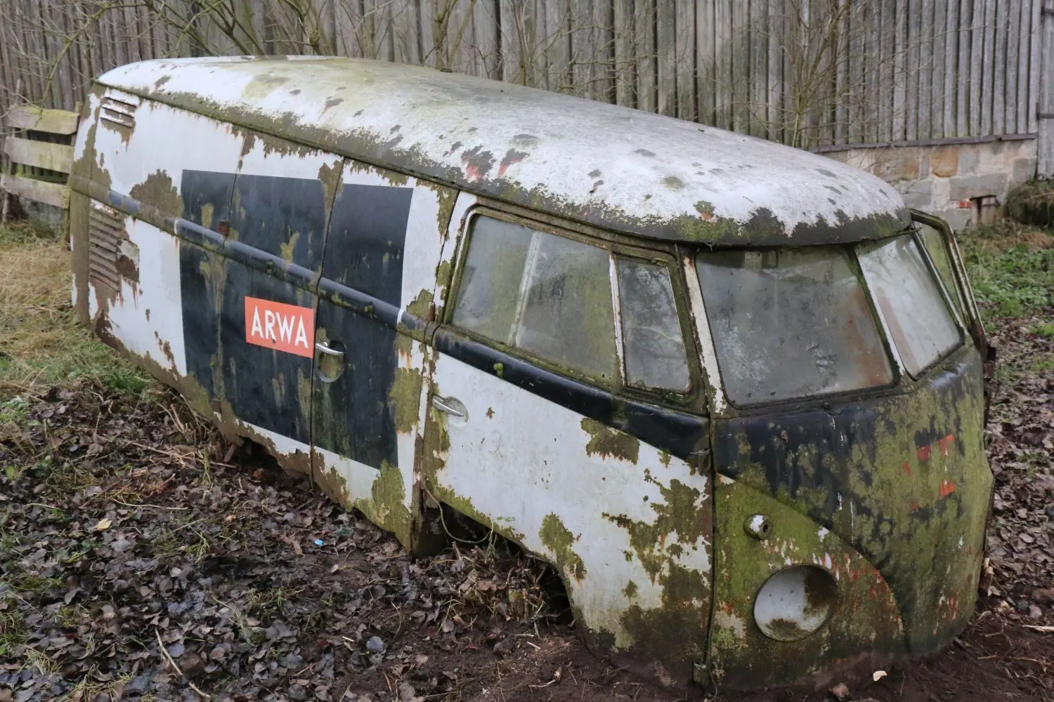 Noch steht er dort, in der Nähe von Gschwend, wo er vor mehr als 50 Jahren abgestellt wurde: Die Reste des alten VW-Busses der ARWA-Strumpfwerke, 1966 stillgelegt, werden vermutlich noch in dieser Woche von einem Liebhaber abgeholt. ⇥