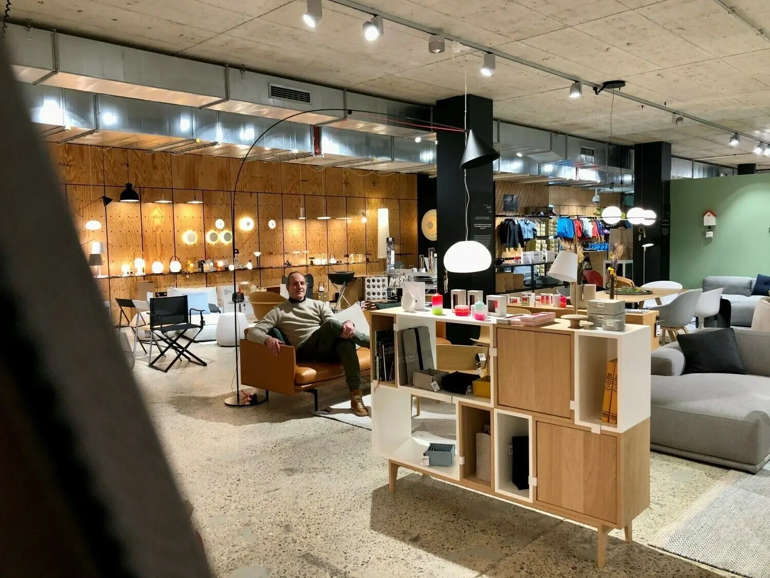 Auf einer kleinen Fläche im Haupthaus in Ulm hat Christoph Holbein vor gut einem Jahr begonnen, Designermöbel zu verkaufen. Nun hat er sich in Neu-Ulm zusätzlich ein Möbelhaus auf 500 Quadratmetern eingerichtet.