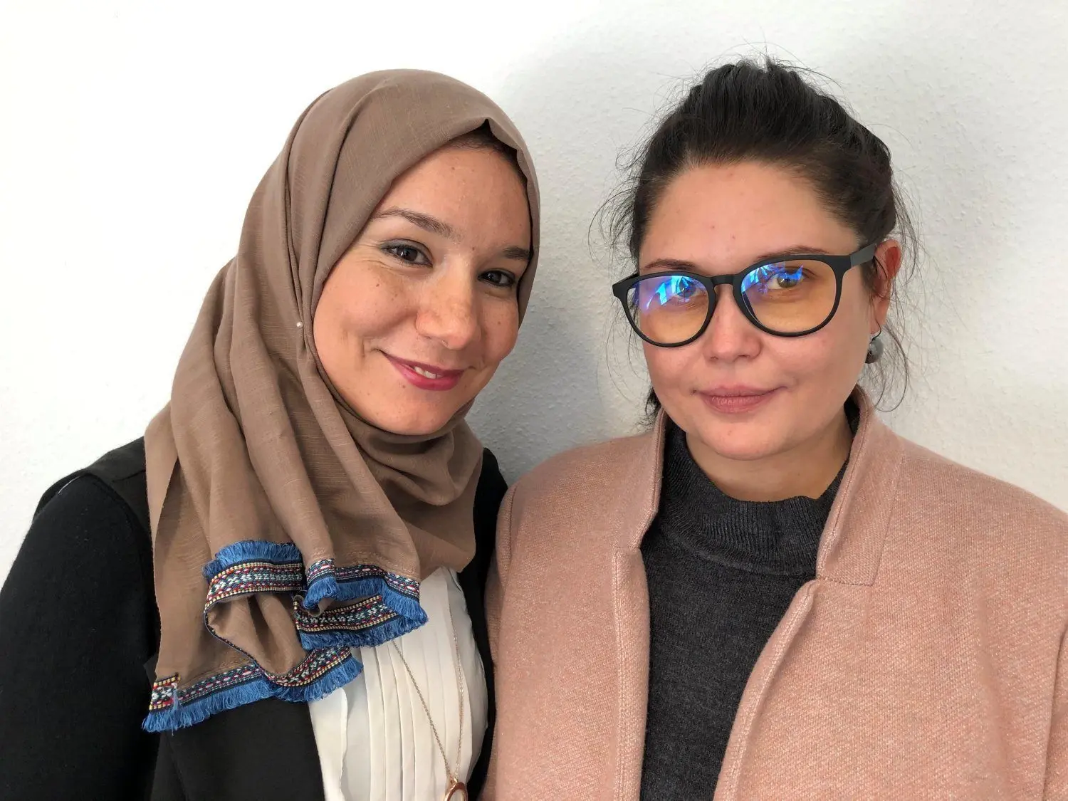 Widad Chebil Ep Gafsi (links) und Antonina Naydenova haben beide im Ausland ihre Abschlüsse gemacht. Die Quantenphysikerin sucht noch nach einem Job, die Psychologin hat es schon geschafft.