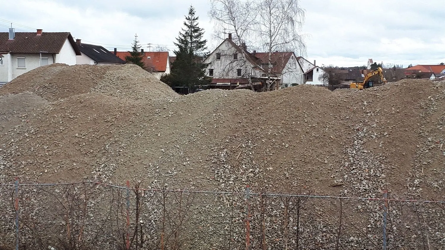 Entlang der Zollerstraße lagert Betonmaterial, das beim Wiederaufbau des Maute-Areals verwendet werden soll.