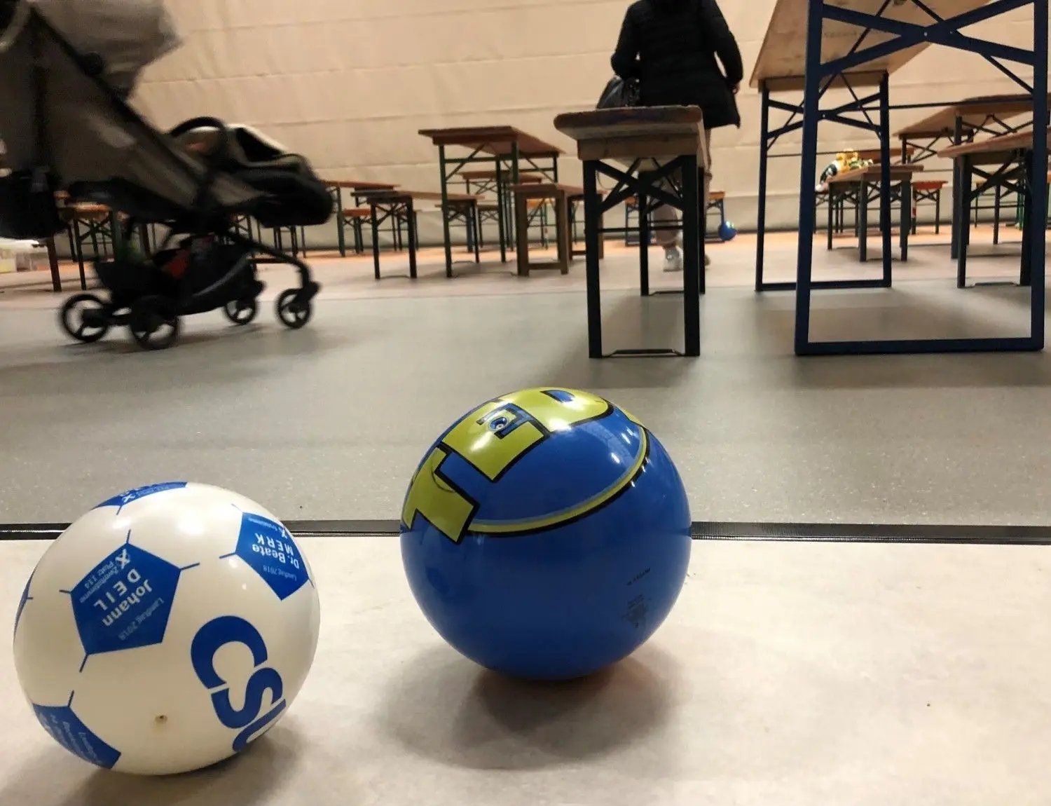 Vor allem Frauen und Kinder leben derzeit in der Dreifachturnhalle beim Schulzentrum.