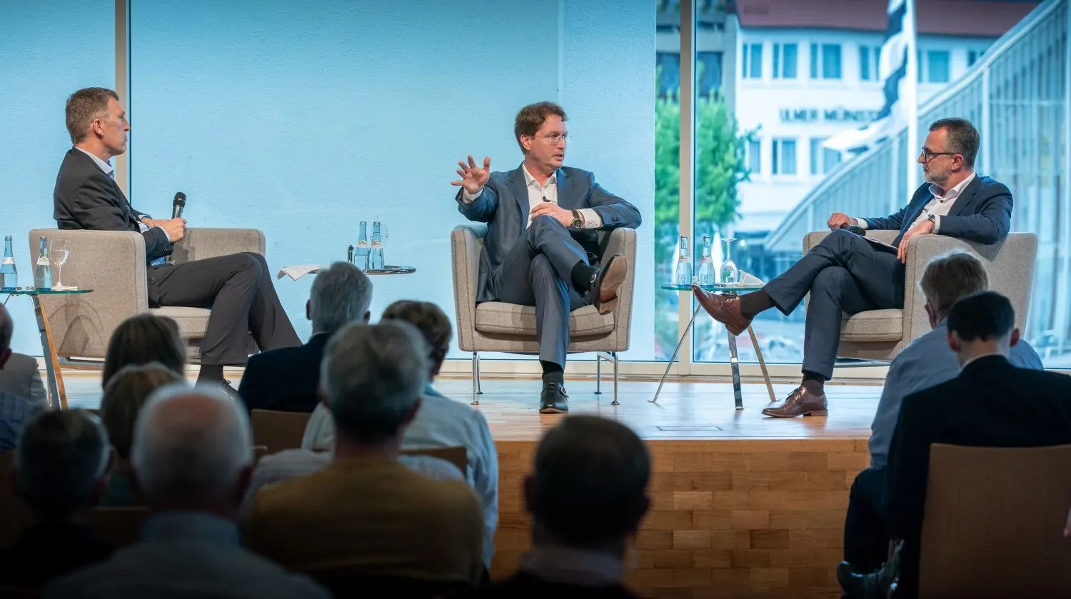 Ola Källenius im Ulmer Stadthaus: Die Fragen stellten Ulrich Becker, Chefredakteur der SÜDWEST PRESSE (rechts), und Vize-Chef Ulf Schlüter.