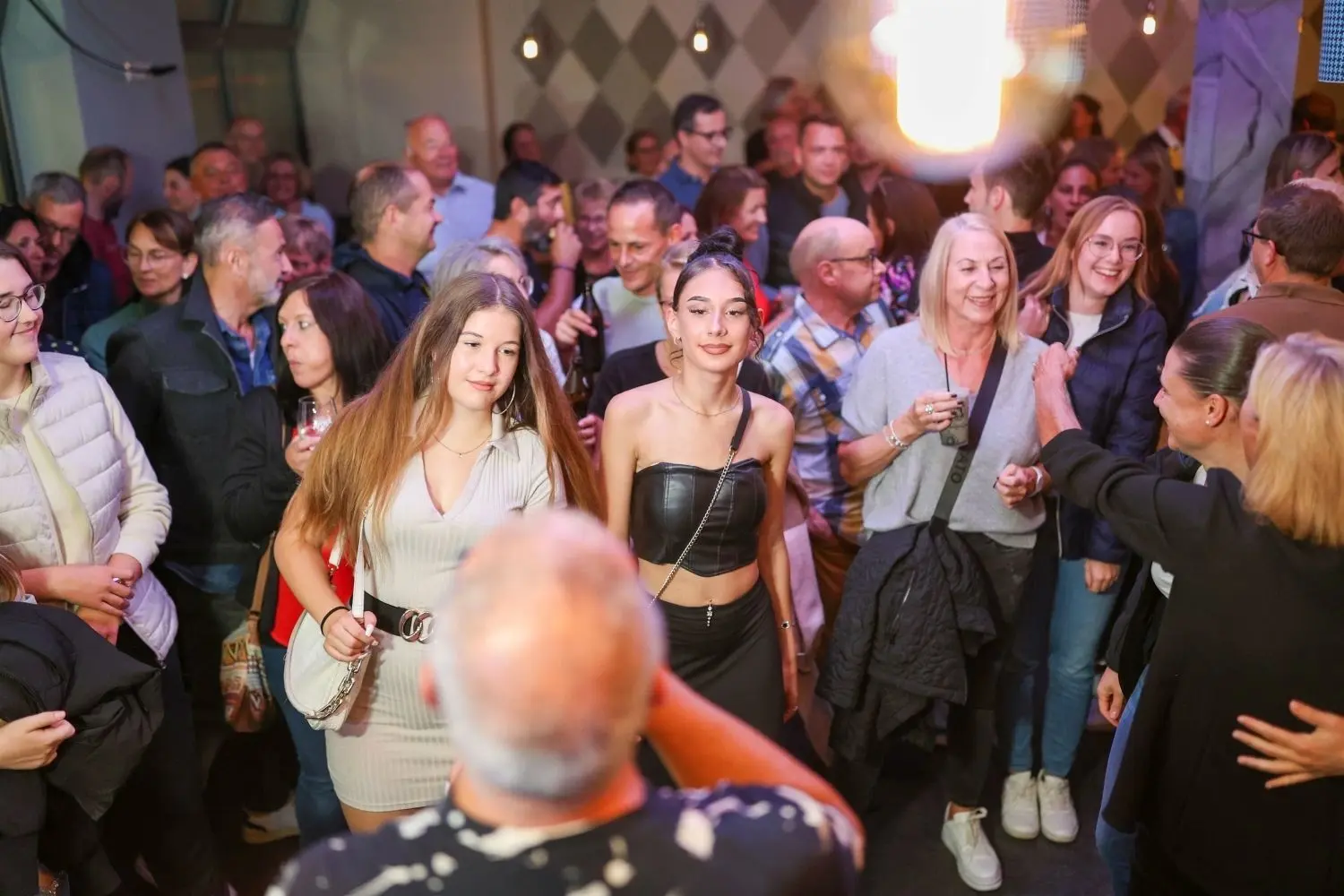 Die Besucherinnen und Besucher genossen bis weit nach Mitternacht ein abwechslungsreiches Musikprogramm in der Vöhlinstadt.