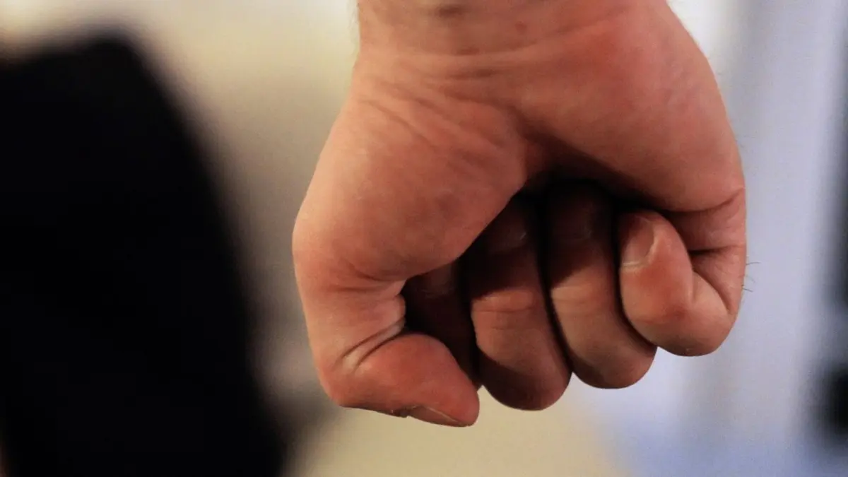 Ein Mann ballt seine Faust. In Panketal hat ein Rentner seine junge Nachbarin geschlagen. (Symbolbild)
ILLUSTRATION - Ein Mann ballt seine Faust. (zu dpa «Gewalt in Familien - Polizei sieht keine signifikante Zunahme solcher Fälle während der Corona-Krise») +++ dpa-Bildfunk +++