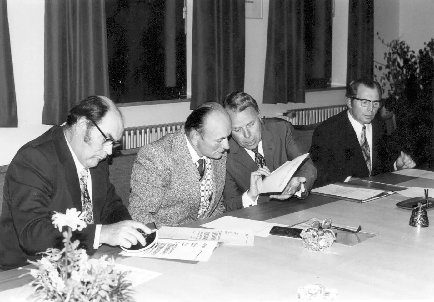 50 Jahre Eingemeindung Allmendingen. Unterschrift unter den Eingemeindungsvertrag von links: Bürgermeister Ruoß (weilersteußlingen), Bürgermeister Scherb (Ennahofen),  Allmendingens Bürgermeister Karl Spitzmüller und Otto Gauß (Grötzingen)