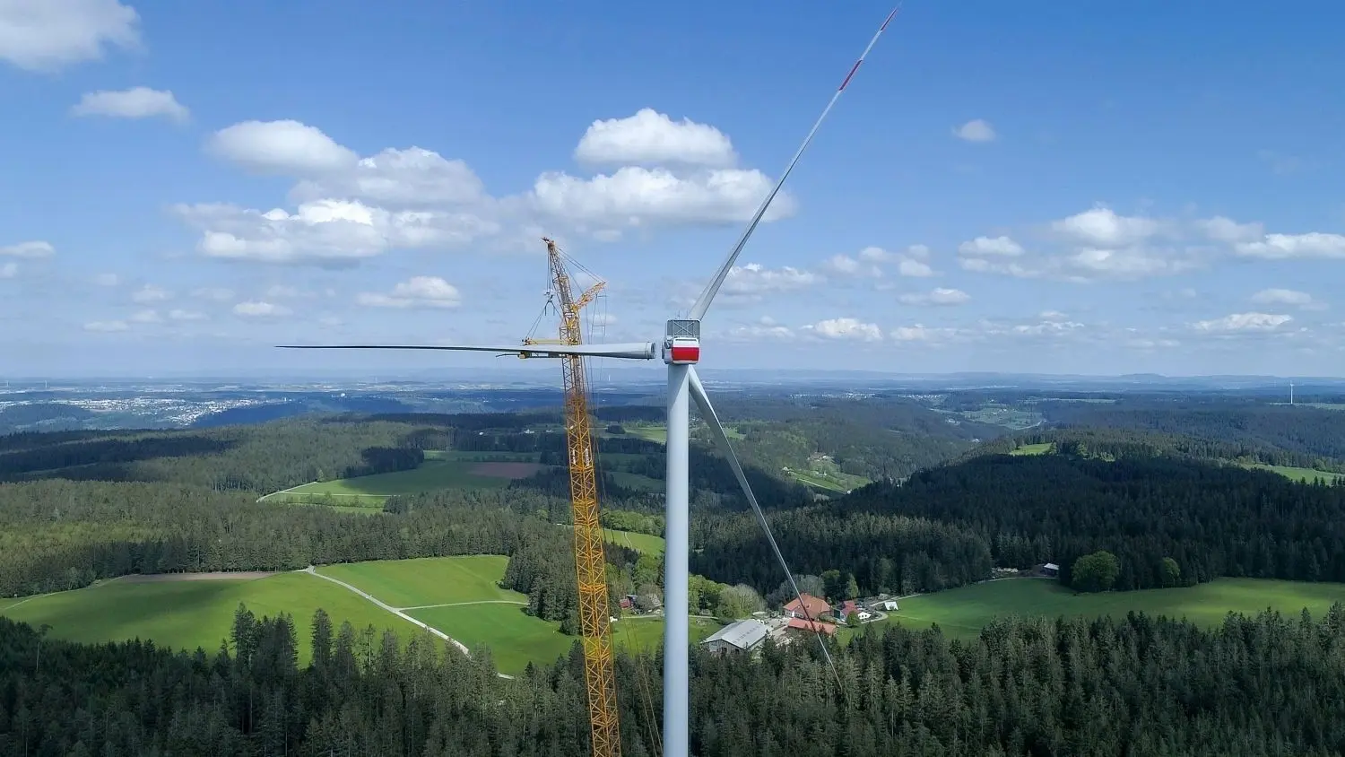 Die vergleichsweise kleinen Windrädchen wie auf dem Himmelberg bei Melchingen sind längst passé, inzwischen sind die Rotoren fast gigantisch, und es lassen sich ordentlich Gewinne abschöpfen. Die sollen aber vor Ort bleiben.⇥