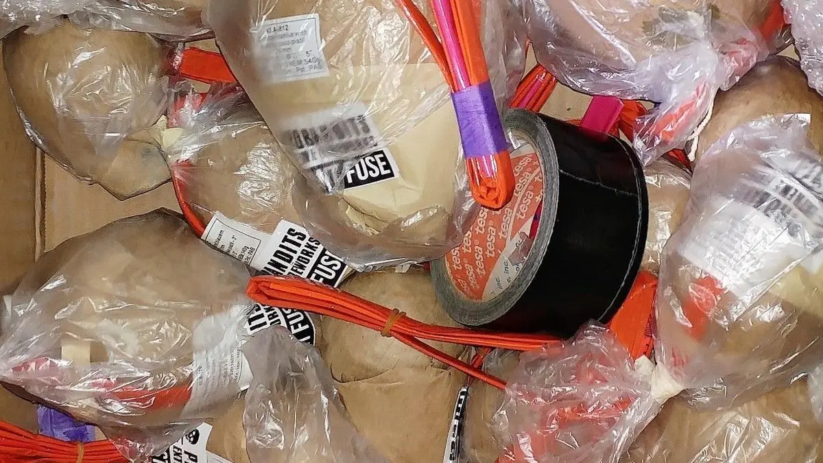 In einer Wohnung in Illertissen wurden verbotene Pyroknaller und Abschussvorrichtungen gefunden. Beim Abtransport der gefährlichen Stoffe unterstützte eine Sondergruppe des Bayerischen Landeskriminalamts.