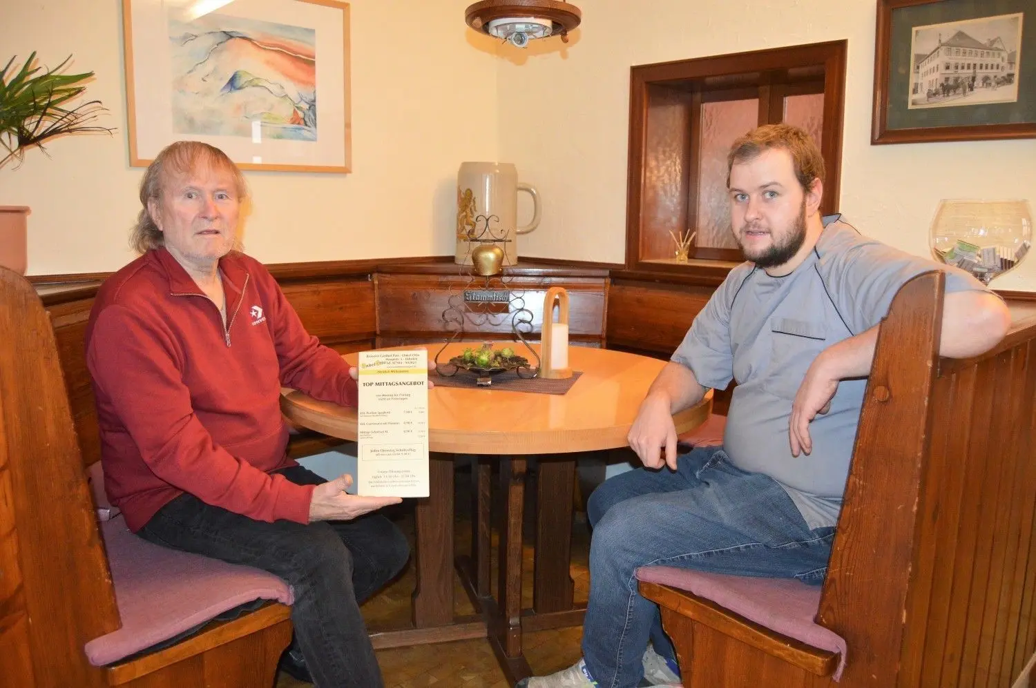 Mit Sohn Daniel freut sich Wirt Kurt Ehrmann über den Neustart.⇥