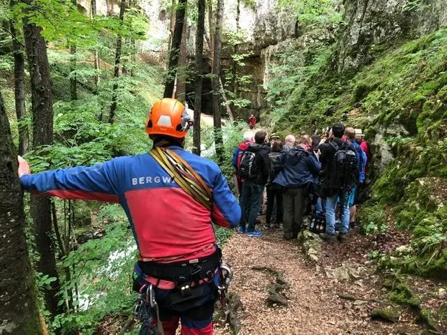 Großes Medienaufgebot an der Höhle auf der Schwäbischen Alb.