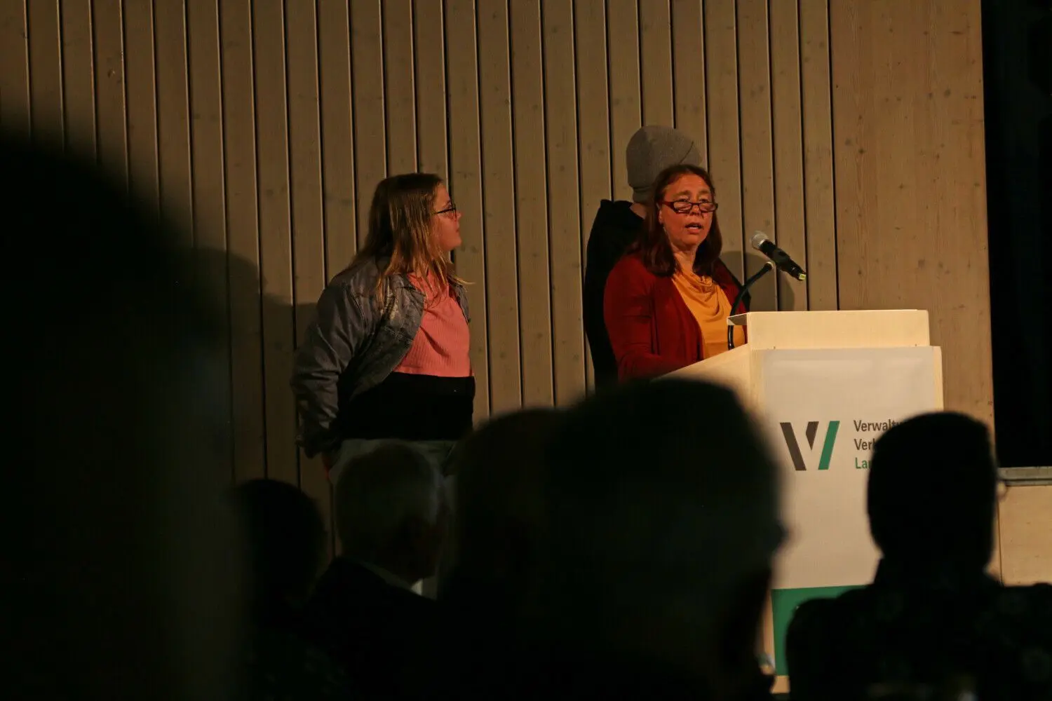 Alexandra Will präsentiert die vielfältigen Angebote des Mehrgenerationenhauses.⇥