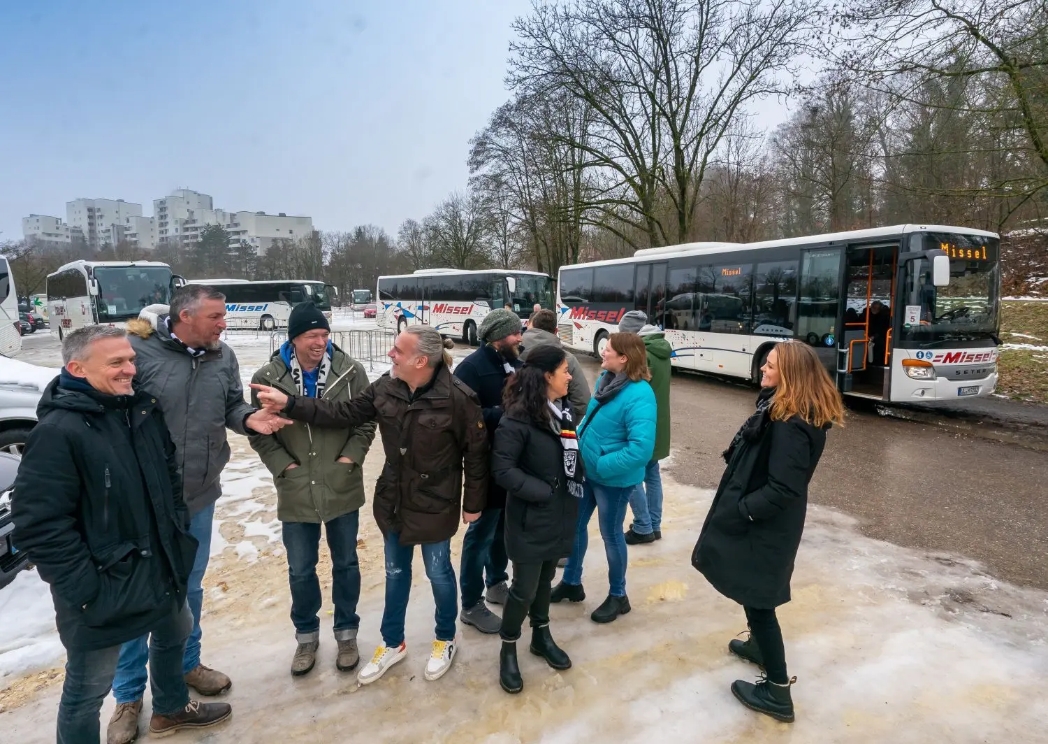 Es stehen Bus an Bus.