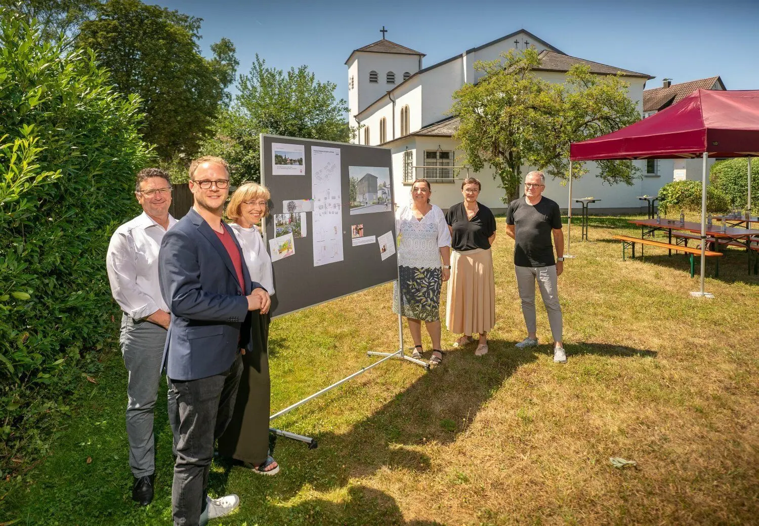 Auf dem Grundstück neben der Kirche St. Josef im Tal haben sich Ekin Deligöz und Marcel Emmerich mit Verantwortlichen des Bauprojekts ausgetauscht.